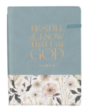 Mostrar detalles de Diario clásico de piel sintética Be Still Teal Meadow con portalápices - Salmo 46:10 Imagen de Diario clásico de piel sintética Be Still Teal Meadow con portalápices - Salmo 46:10