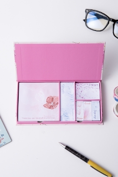 Mostrar detalles de Estuche de sticky notes. Mujer virtuosa Imagen de Estuche de sticky notes. Mujer virtuosa