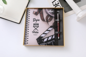 Mostrar detalles de Set Libreta y Bolígrafo | Deja que Dios dirija ... | Proverbios 3:6 Imagen de Set Libreta y Bolígrafo | Deja que Dios dirija ... | Proverbios 3:6