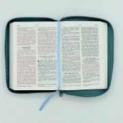 Imagen de Biblia NVI letra grande - Tamaño mediano, zipper - azul
