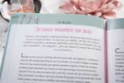 Imagen de Confía en Dios con cada aliento: 365 devociones diarias para mujeres