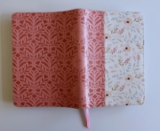 Imagen de Biblia RVR1960 Letra gigante, símil piel rosada con flores (Edición cantos pintados)